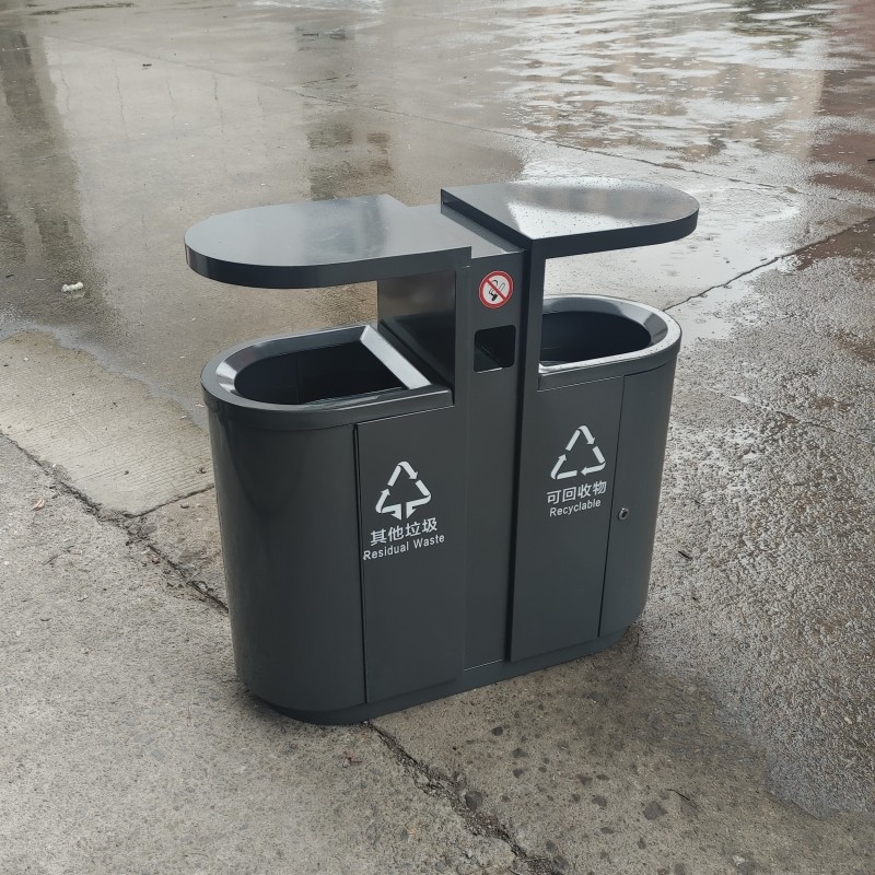 城市道路两分类垃圾桶